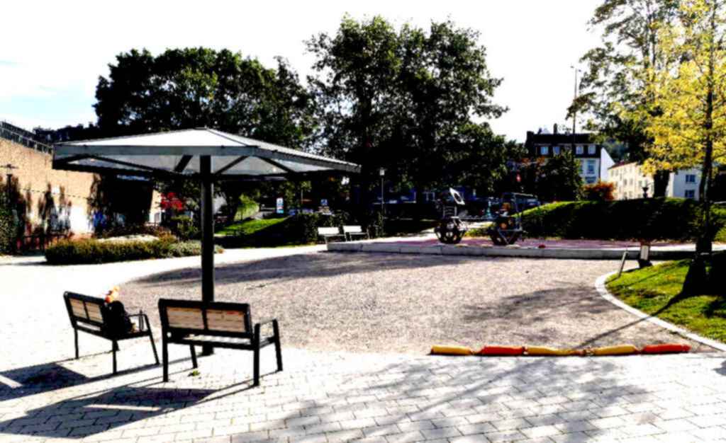 Boulefläche an der neu gestalteten Gustav-Müller-Anlage mit wettergeschützen Sitzbänken im Vordergrund