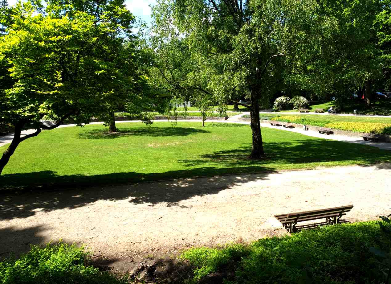 Promenade im Uellenberg-Park mit Bänken